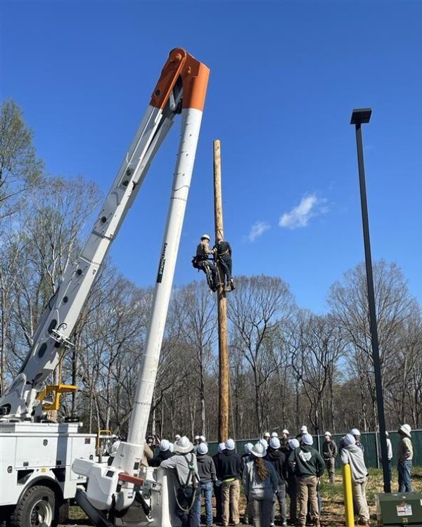 𝗜𝗻𝘀𝗽𝗶𝗿𝗶𝗻𝗴 𝗙𝘂𝘁𝘂𝗿𝗲 𝗟𝗶𝗻𝗲𝗺𝗲𝗻! 🌟 

Our linemen recently showcased their skills, safety measures and teamwork for local students at our Day in the Life event. We’re proud to inspire the next generation with the dedication it takes to power our communities!
